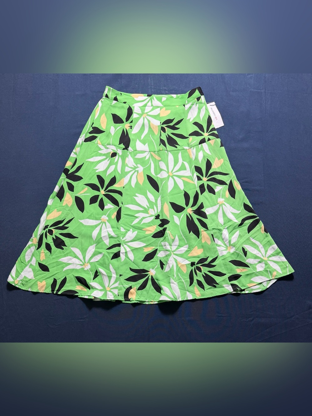 NWT 100% Polyester Size 4P Liz Claiborne Green Floral Skirt